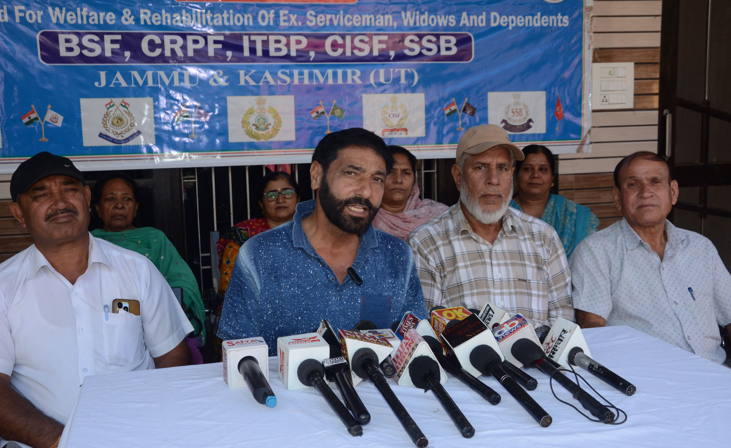 एक्स-सीपीएमएफ वेलफेयर एसोसिएशन ने अर्धसैनिक बलों की लंबित मांगों पर सरकार का ध्यान आकर्षित किया एक्स-सीपीएमएफ वेलफेयर एसोसिएशन ने अर्धसैनिक बलों की लंबित मांगों पर सरकार का ध्यान आकर्षित किया
