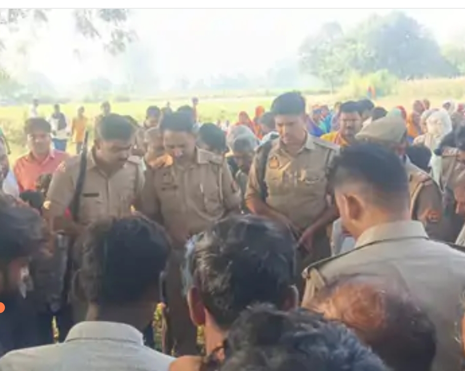 फोटो - पिता के शव को देखते दोनो बच्चे फोटो - पिता के शव को देखते दोनो बच्चे