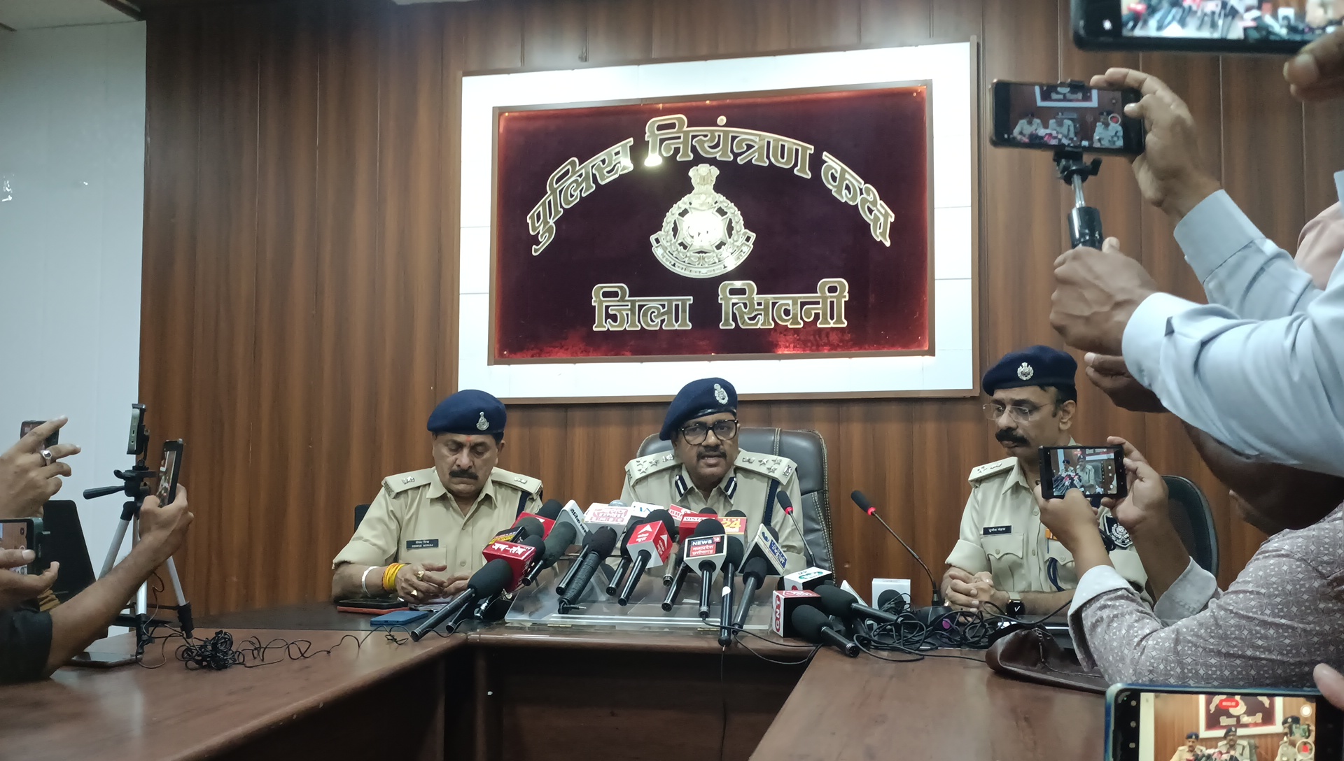 Seoni robbery case: FIR against 11 policemen, 8 arrested - SDOP Pooja Pandey also included Seoni robbery case: FIR against 11 policemen, 8 arrested - SDOP Pooja Pandey also included