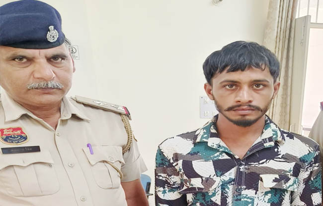 सोनीपत: मादक पदार्थ के आरोपी को अदालत मे ले जाते हुए सोनीपत: मादक पदार्थ के आरोपी को अदालत मे ले जाते हुए