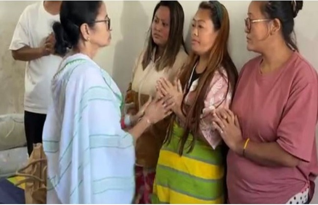 मिरिक में भूस्खलन प्रभावित परिवारों से बात करते मुख्यमंत्री ममता बनर्जी मिरिक में भूस्खलन प्रभावित परिवारों से बात करते मुख्यमंत्री ममता बनर्जी