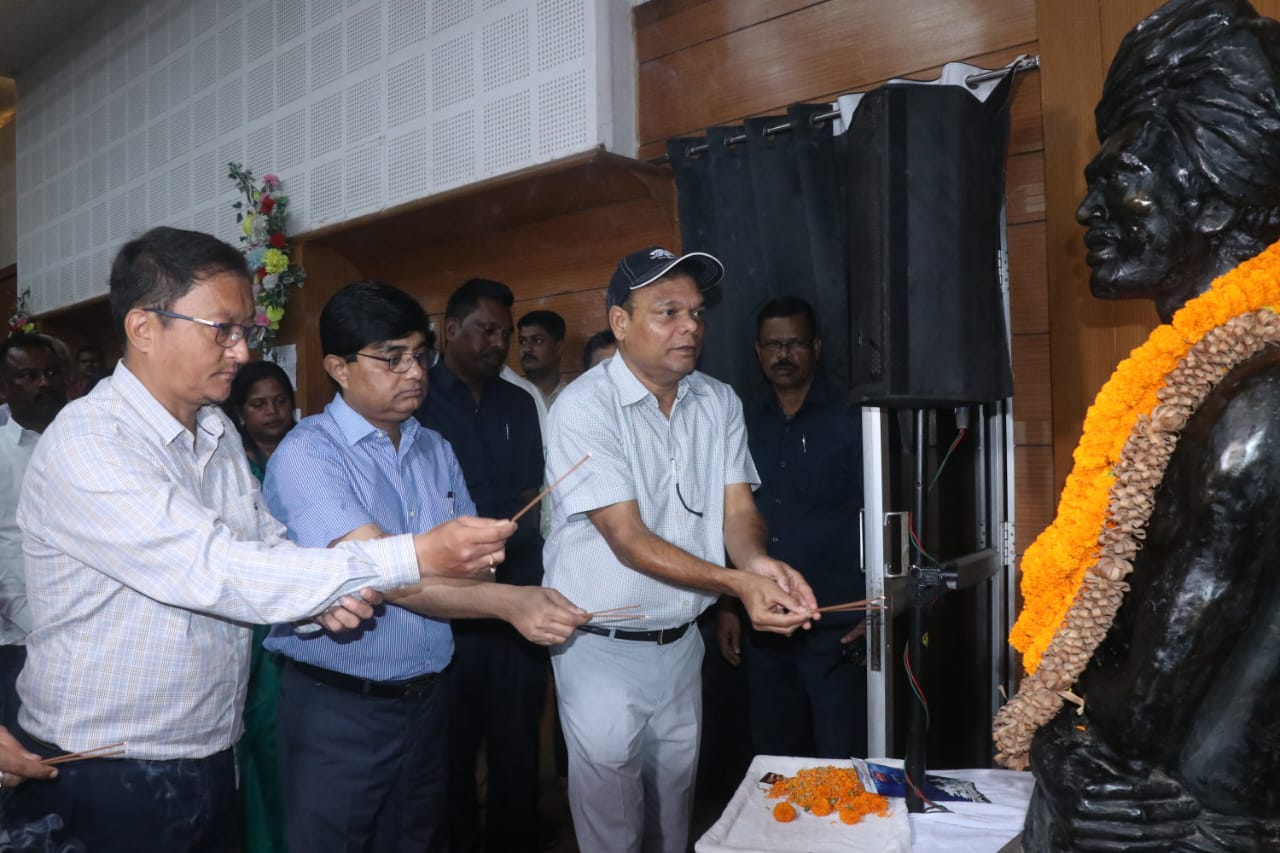 कार्यक्रम का उद्धाटन करते मंत्री चमरा लिंडा समेत अन्य कार्यक्रम का उद्धाटन करते मंत्री चमरा लिंडा समेत अन्य