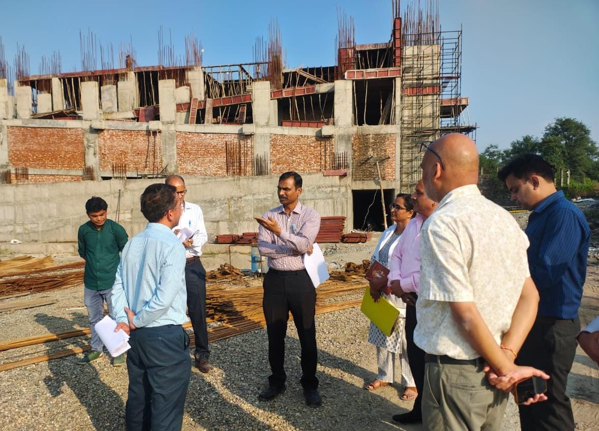 कोटद्वार में निदेशक आयुर्वेदिक एवं यूनानी अस्पताल के मरम्मत एवं निर्माण कार्यों का निरीक्षण करते अपर सचिव कोटद्वार में निदेशक आयुर्वेदिक एवं यूनानी अस्पताल के मरम्मत एवं निर्माण कार्यों का निरीक्षण करते अपर सचिव