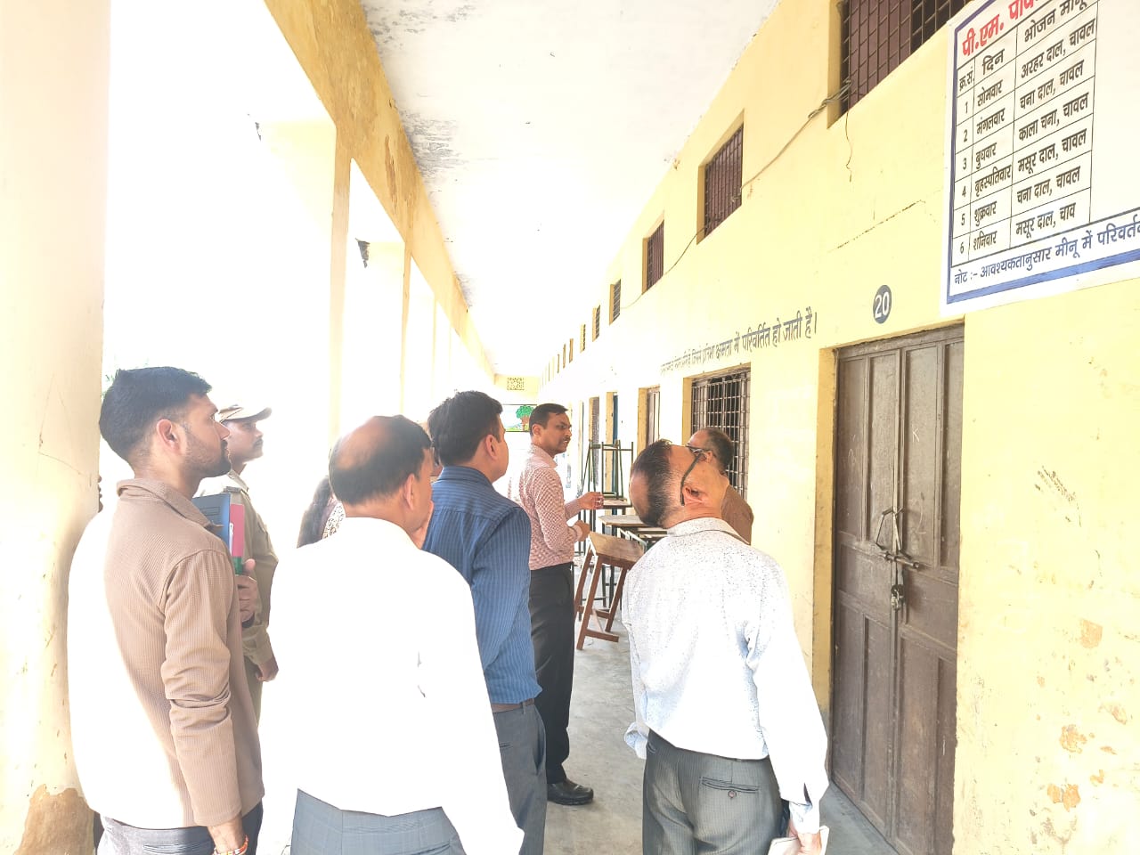 कोटद्वार में विभिन्न मतदान केन्द्रो का निरीक्षण करते अपर मुख्य निर्वाचन अधिकारी डॉक्टर विजय कुमार जोगदंडे कोटद्वार में विभिन्न मतदान केन्द्रो का निरीक्षण करते अपर मुख्य निर्वाचन अधिकारी डॉक्टर विजय कुमार जोगदंडे