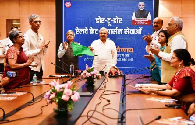 रेल मंत्री अश्विनी वैष्णव ने मंगलवार को रेल भवन में वर्चुअल माध्यम से दो नई डोर-टू-डोर फ्रेट एवं पार्सल सेवाओं को हरी झंडी दिखाते हुए। रेल मंत्री अश्विनी वैष्णव ने मंगलवार को रेल भवन में वर्चुअल माध्यम से दो नई डोर-टू-डोर फ्रेट एवं पार्सल सेवाओं को हरी झंडी दिखाते हुए।