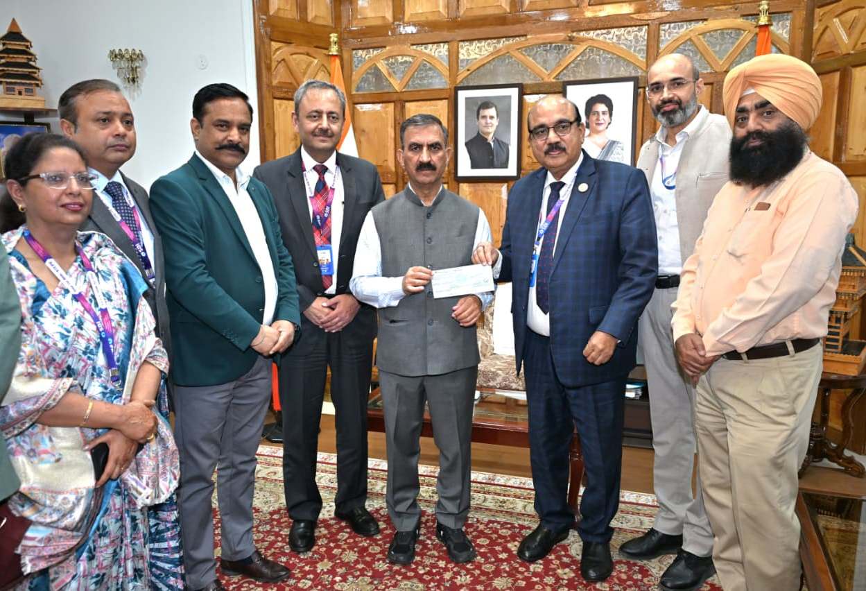 मुख्यमंत्री को चैक भेंट करते मुख्यमंत्री को चैक भेंट करते