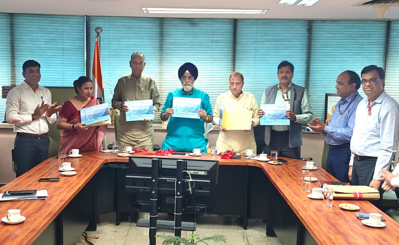 विमोचन करते हुए महापौर, स्थायी समिति अध्यक्ष, नेता सदन और उपमहापौर विमोचन करते हुए महापौर, स्थायी समिति अध्यक्ष, नेता सदन और उपमहापौर