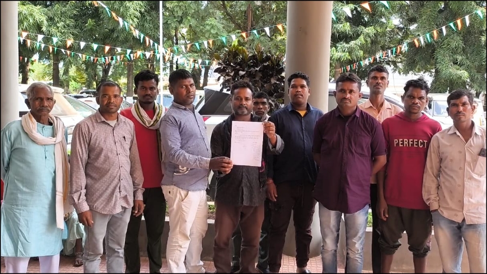 कलेक्ट्रेट में आंगनबाड़ी सहायिका की नियुक्ति निरस्त करने की मांग करते हुए बोईरगांव के ग्रामीण। कलेक्ट्रेट में आंगनबाड़ी सहायिका की नियुक्ति निरस्त करने की मांग करते हुए बोईरगांव के ग्रामीण।