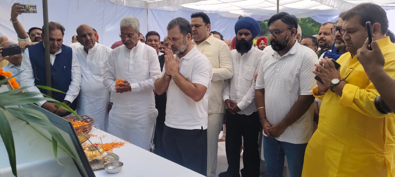 राहुल गांधी चंडीगढ़ में वाई पूरन कुमार काे श्रद्धांजलि भेंट करते हुए राहुल गांधी चंडीगढ़ में वाई पूरन कुमार काे श्रद्धांजलि भेंट करते हुए
