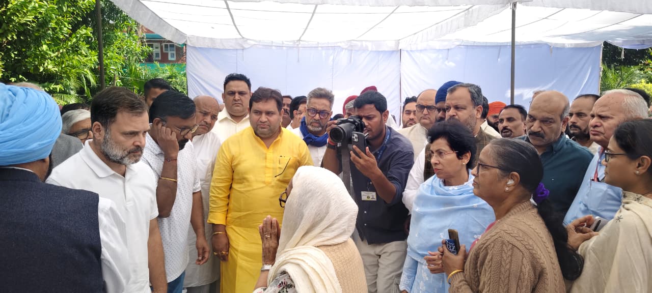 लाेकसभा में नेता प्रतिपक्ष राहुल गांधी वाई पूरन कुमार के परिजनों से मुलाकात करते हुए लाेकसभा में नेता प्रतिपक्ष राहुल गांधी वाई पूरन कुमार के परिजनों से मुलाकात करते हुए