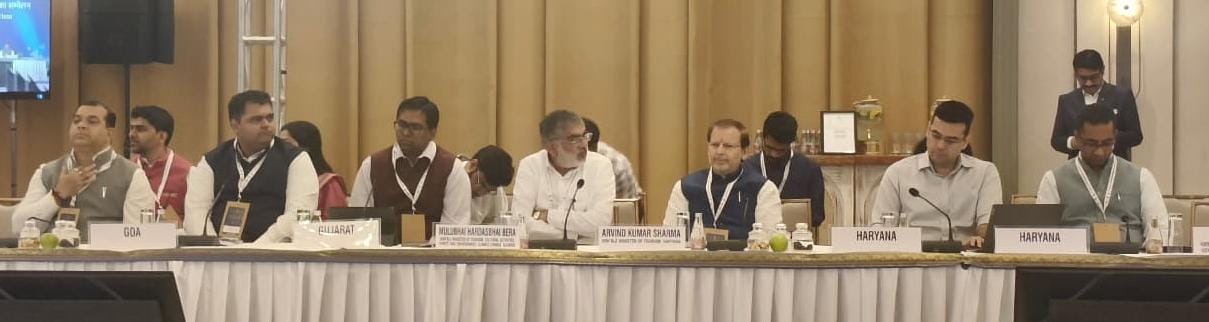 हरियाणा के पर्यटन मंत्री अरविंद शर्मा उदयपुर में आयाेजित कार्यक्रम में भाग लेते हुए हरियाणा के पर्यटन मंत्री अरविंद शर्मा उदयपुर में आयाेजित कार्यक्रम में भाग लेते हुए