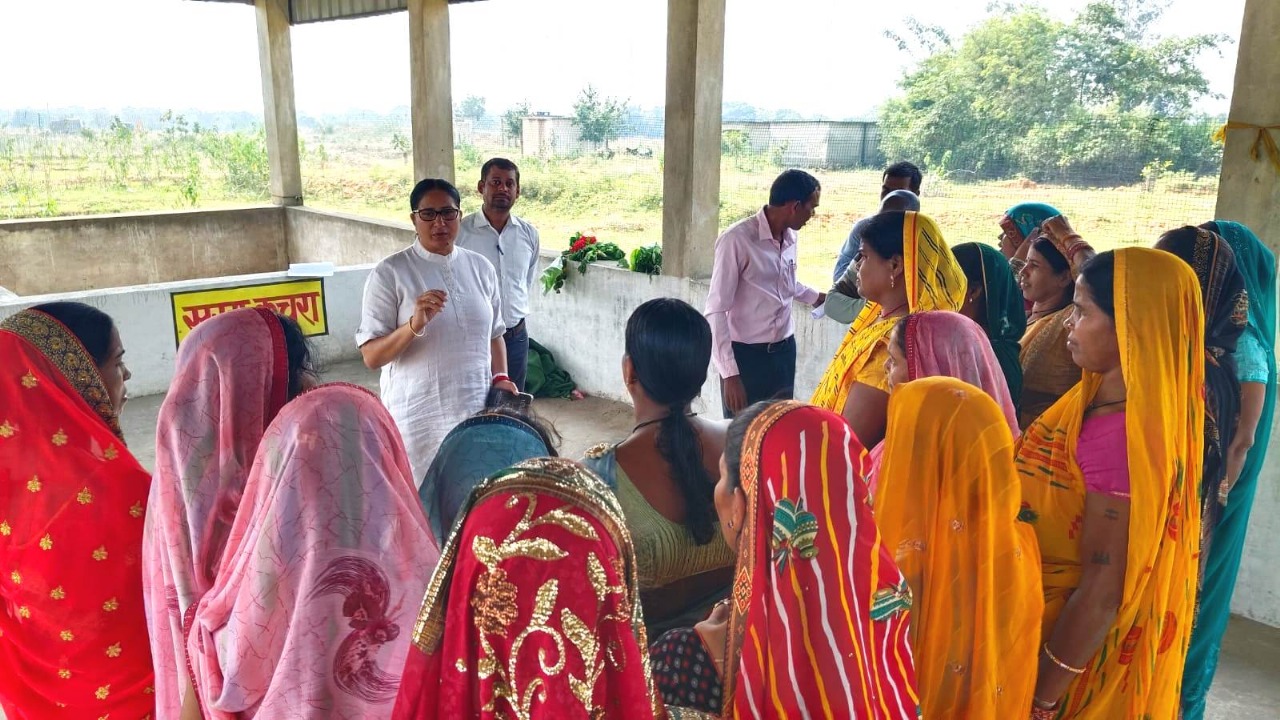 राज्य सलाहकार श्रीमती मोनिका सिंह ने बम्हनीडीह जनपद के ग्रामों का किया निरीक्षण राज्य सलाहकार श्रीमती मोनिका सिंह ने बम्हनीडीह जनपद के ग्रामों का किया निरीक्षण