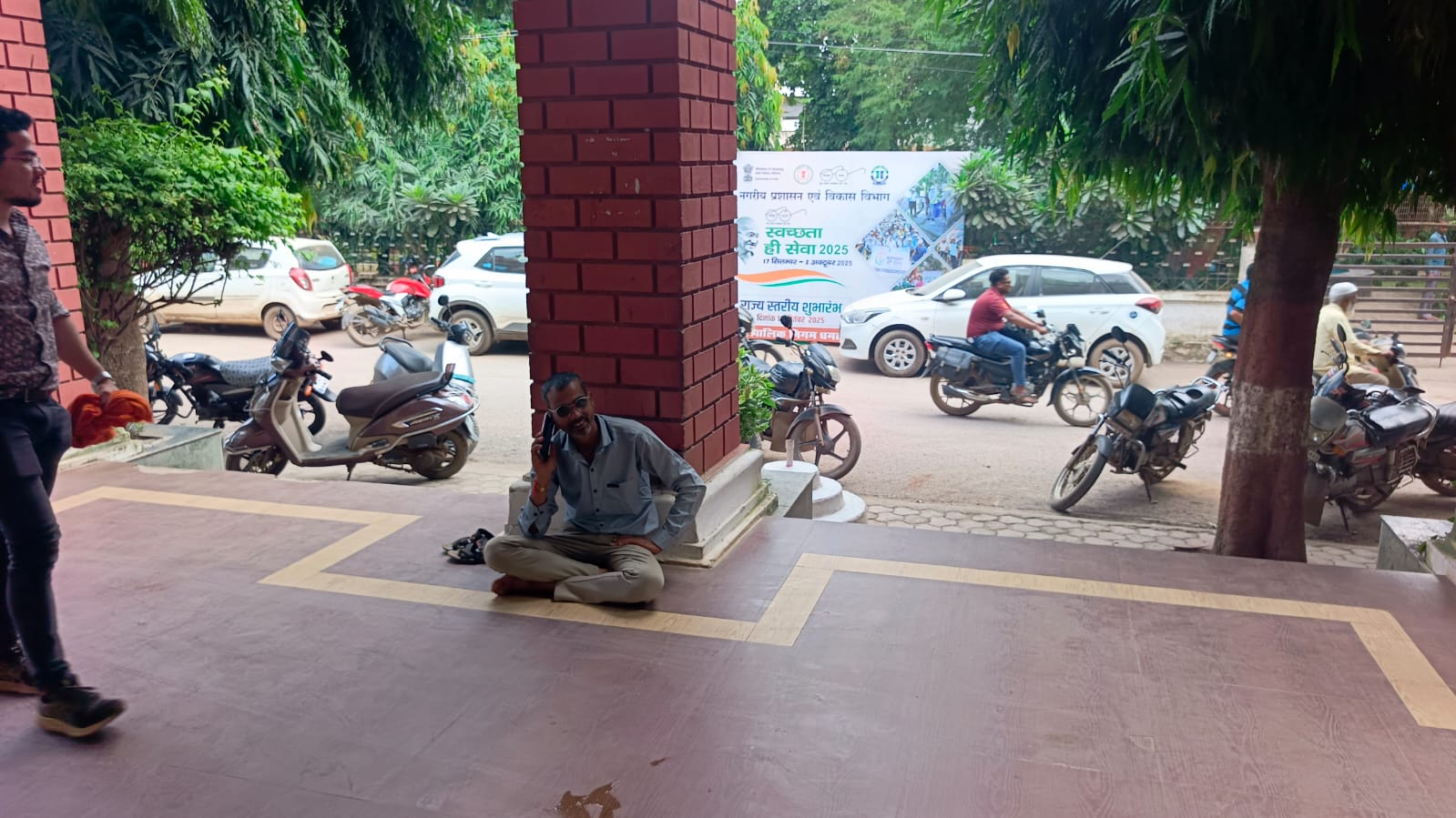 नगर निगम कार्यालय के सामने धरनारत पार्षद। नगर निगम कार्यालय के सामने धरनारत पार्षद।