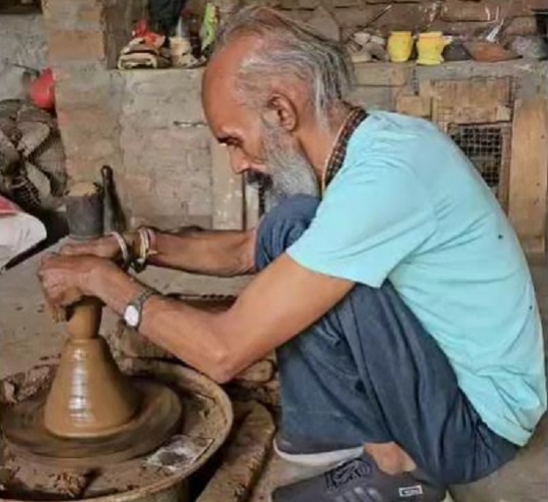 रामबाबू प्रजापति ने “स्वदेशी का संकल्प” लेकर आत्मनिर्भर भारत के पथ पर चलने की मिसाल की कायम रामबाबू प्रजापति ने “स्वदेशी का संकल्प” लेकर आत्मनिर्भर भारत के पथ पर चलने की मिसाल की कायम