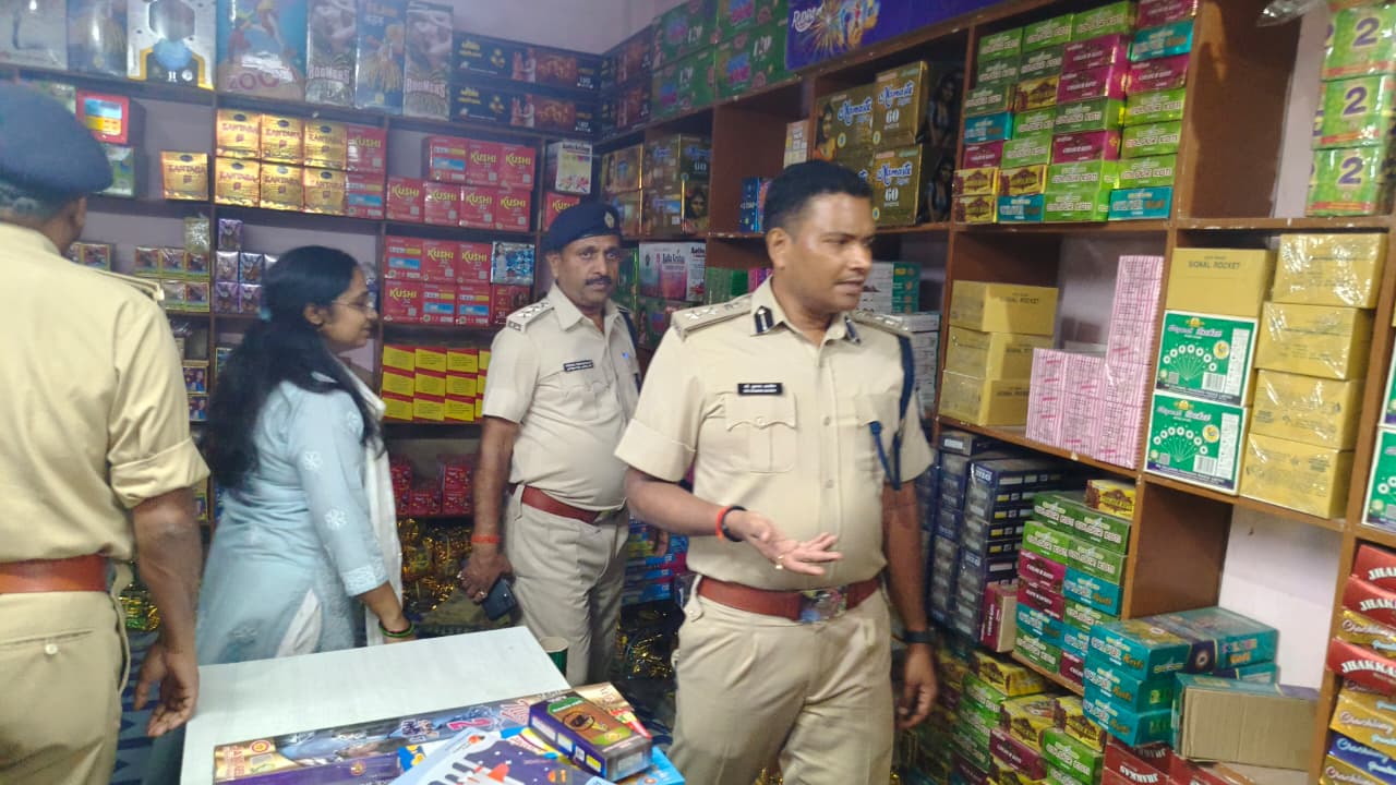 पटाखा निर्माण के दौरान विस्फो'ट, दो घायल, एसएसपी ने किया निरीक्षण, जांच के निर्देश पटाखा निर्माण के दौरान विस्फो'ट, दो घायल, एसएसपी ने किया निरीक्षण, जांच के निर्देश