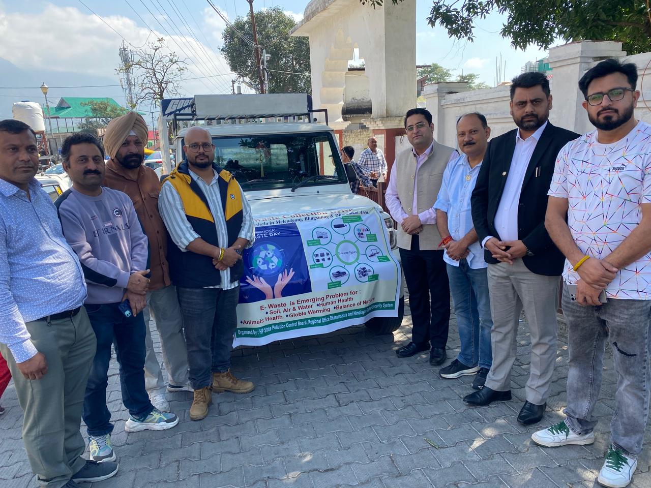ई वेस्ट वाहन के साथ विभिन्न संस्थाओं के प्रतिनिधि। ई वेस्ट वाहन के साथ विभिन्न संस्थाओं के प्रतिनिधि।