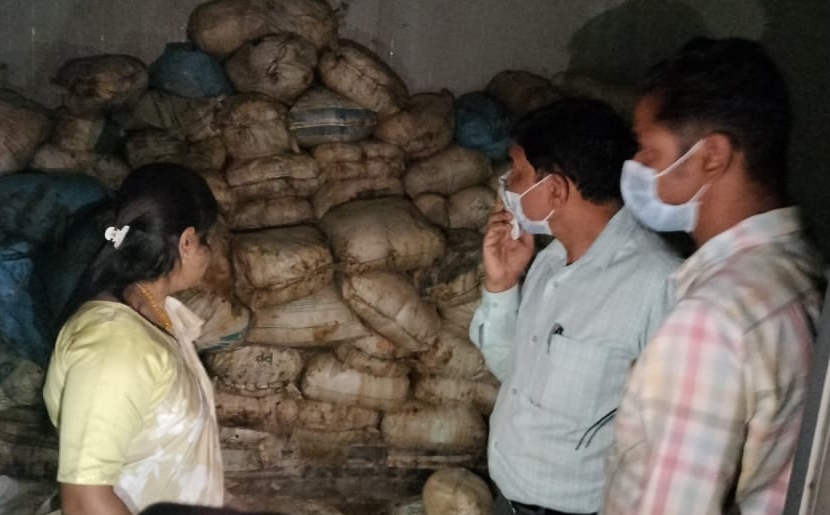 मुकेरी बाजार स्थित खोया मंडी में जांच करती टीम। मुकेरी बाजार स्थित खोया मंडी में जांच करती टीम।