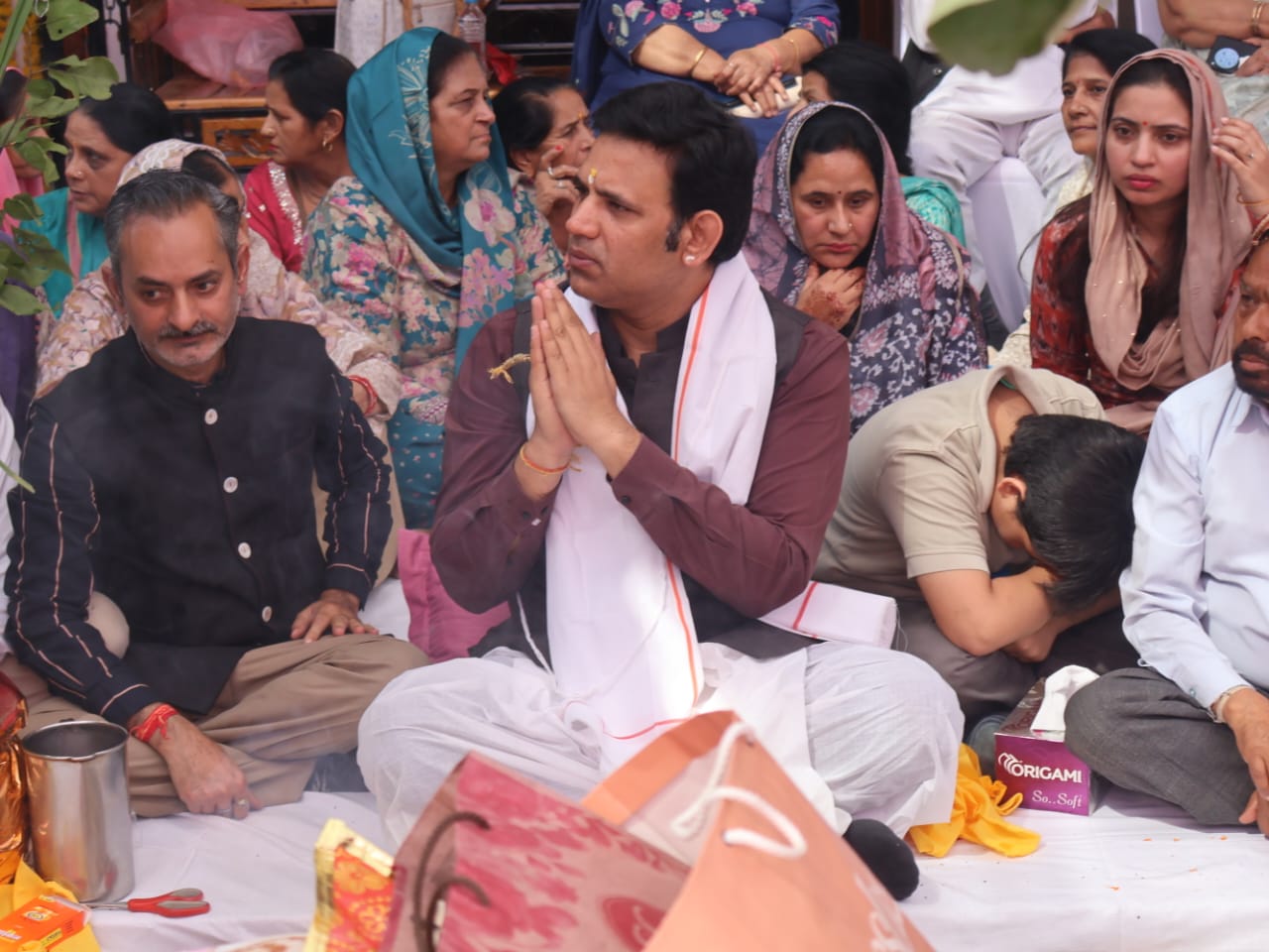 पूर्व मंत्री स्व. जीएस बाली की चौथी पुण्यतिथि पर उनके सुपुत्र आरएस बाली और अन्य। पूर्व मंत्री स्व. जीएस बाली की चौथी पुण्यतिथि पर उनके सुपुत्र आरएस बाली और अन्य।