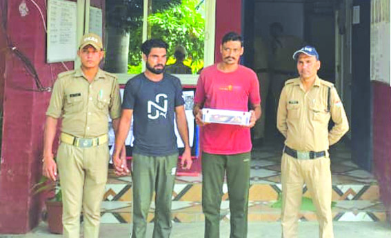 पुलिस गिरफ्त में आरोपित पुलिस गिरफ्त में आरोपित