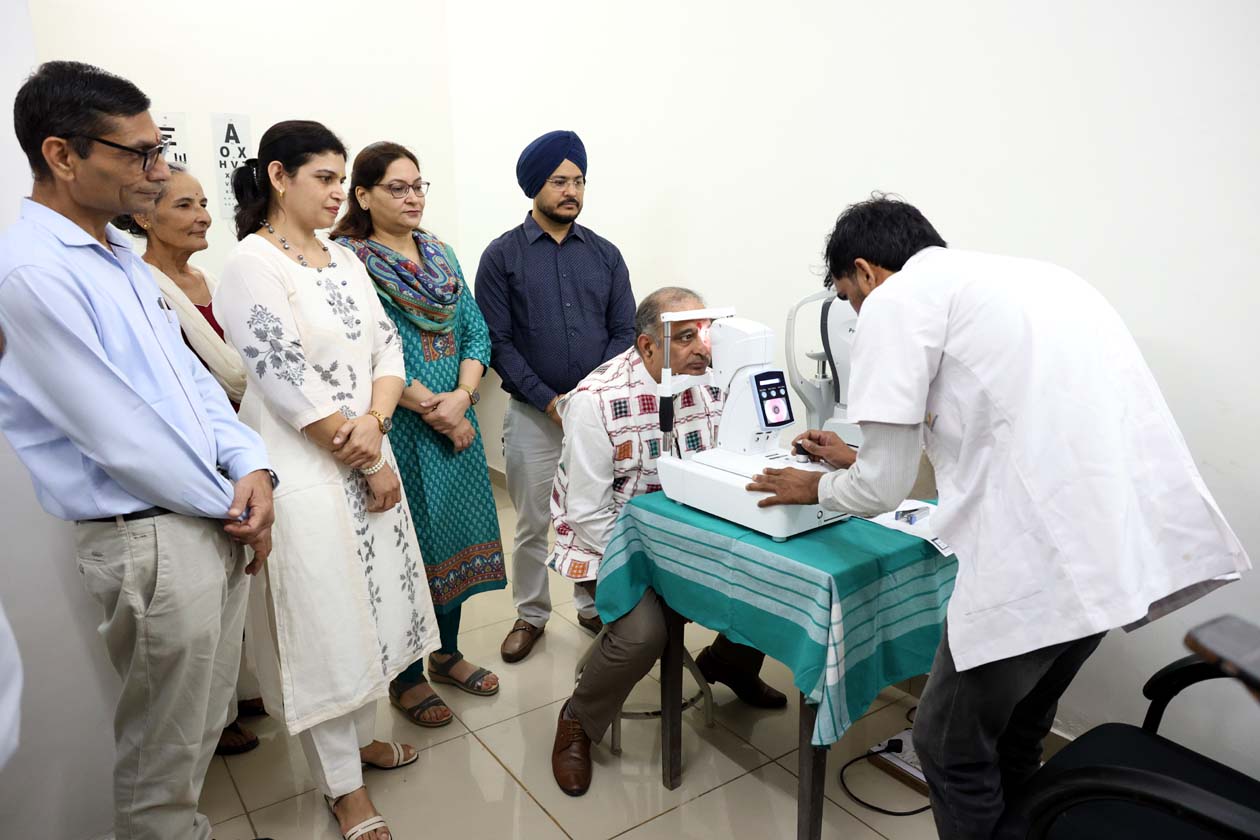 नेत्र जांच कैंप में आंखों की जांच करवाते कुलपति प्रो. बीआर कम्बोज। नेत्र जांच कैंप में आंखों की जांच करवाते कुलपति प्रो. बीआर कम्बोज।