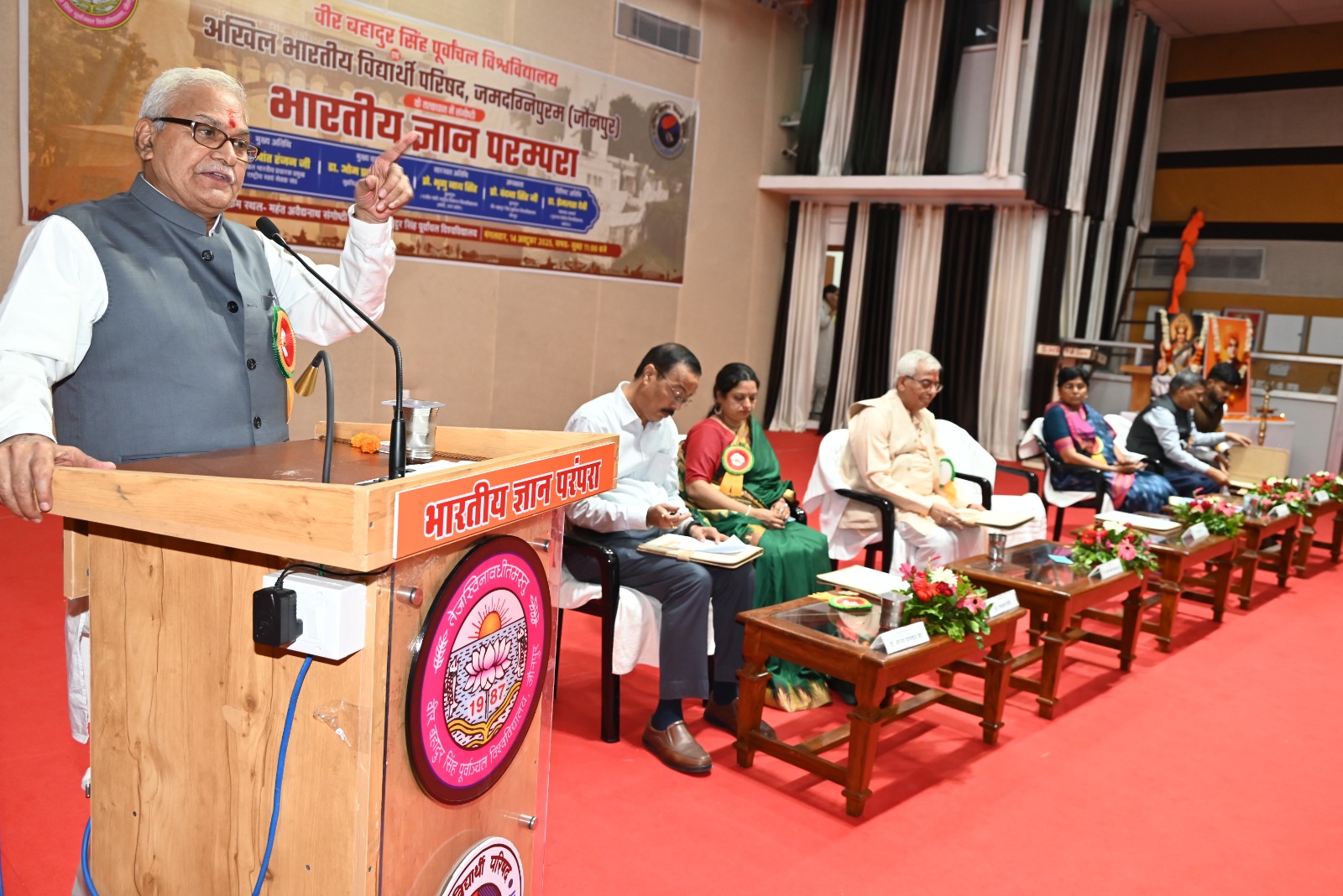 संगोष्ठी को संबोधित करते हुए मुख्य अतिथि स्वात रंजन जी संगोष्ठी को संबोधित करते हुए मुख्य अतिथि स्वात रंजन जी