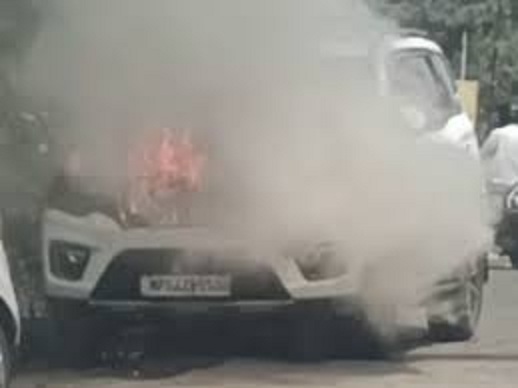 भोपाल के शाहपुरा इलाके में खड़ी कार में अचानक लगी आग भोपाल के शाहपुरा इलाके में खड़ी कार में अचानक लगी आग