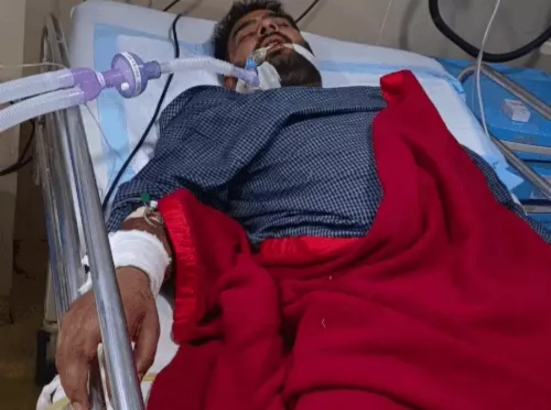 अस्पताल में उपचाराधीन घायल युवक सुमित अस्पताल में उपचाराधीन घायल युवक सुमित