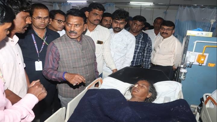मंत्री सिलावट ने शोक संतृप्त परिवारों से मिलकर बंधाया ढांढस मंत्री सिलावट ने शोक संतृप्त परिवारों से मिलकर बंधाया ढांढस