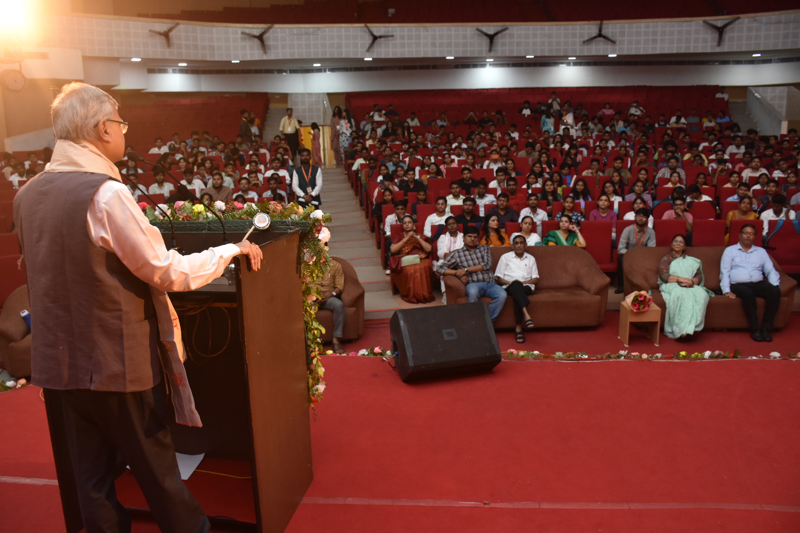 नवप्रवेशी विद्यार्थियों का दीक्षारंभ नवप्रवेशी विद्यार्थियों का दीक्षारंभ