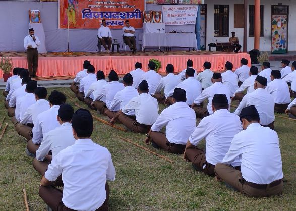मुख्य वक्ता संजय के विचाराें काे सुनते स्वयंसेवक। मुख्य वक्ता संजय के विचाराें काे सुनते स्वयंसेवक।