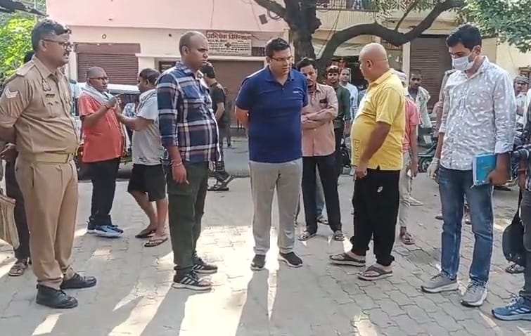 मौके पर छानबीन करते पुलिस अफसर