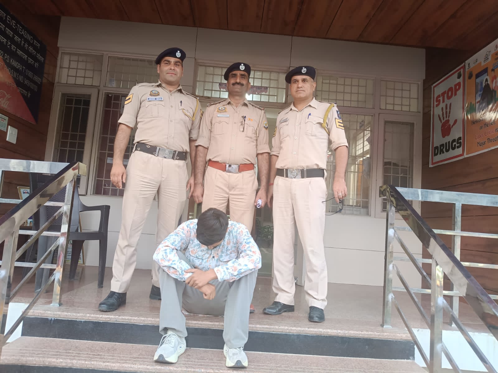 पकड़ा गया आरोपी पुलिस टीम के साथ। पकड़ा गया आरोपी पुलिस टीम के साथ।