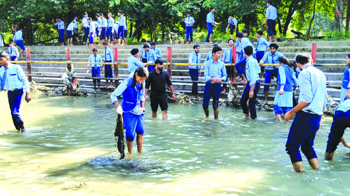स्वच्छता अभियान चलाते हुए स्वच्छता अभियान चलाते हुए