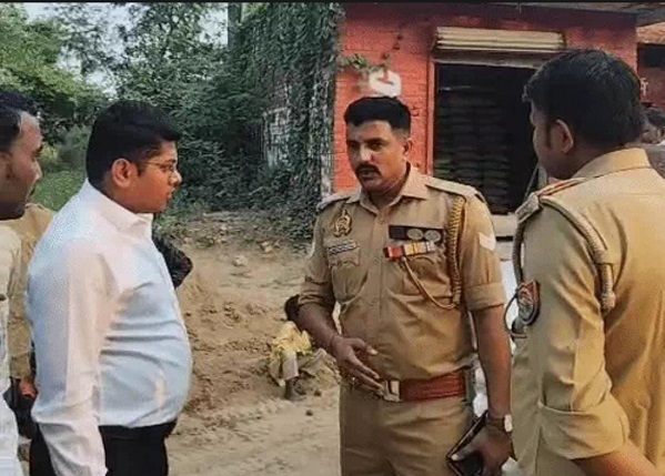 घटना की जांच करते हुए पुलिस अधिकारी घटना की जांच करते हुए पुलिस अधिकारी