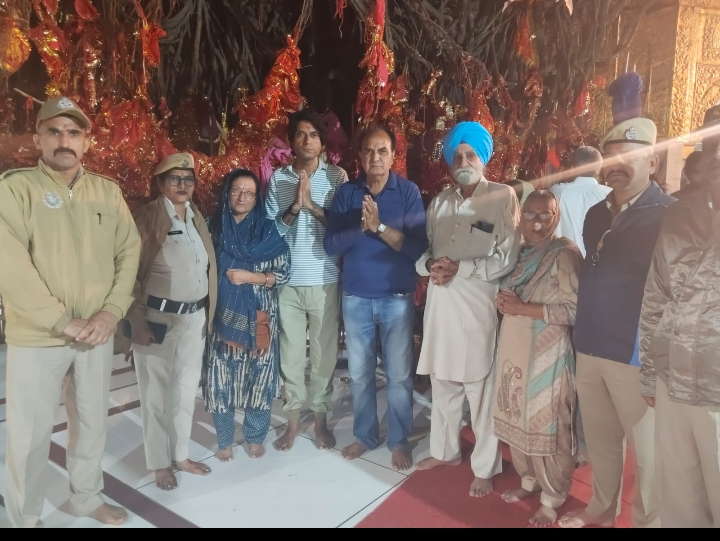 परिवार के साथ श्रद्धालु। परिवार के साथ श्रद्धालु।