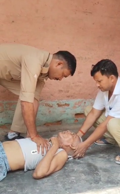 वृद्ध को सीपीआर देते पुलिस के जवान वृद्ध को सीपीआर देते पुलिस के जवान