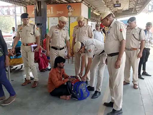 फरीदाबाद रेलवे स्टेशन पर यात्रियों के सामान की चेकिंग करते पुलिस कर्मचारी। फरीदाबाद रेलवे स्टेशन पर यात्रियों के सामान की चेकिंग करते पुलिस कर्मचारी।