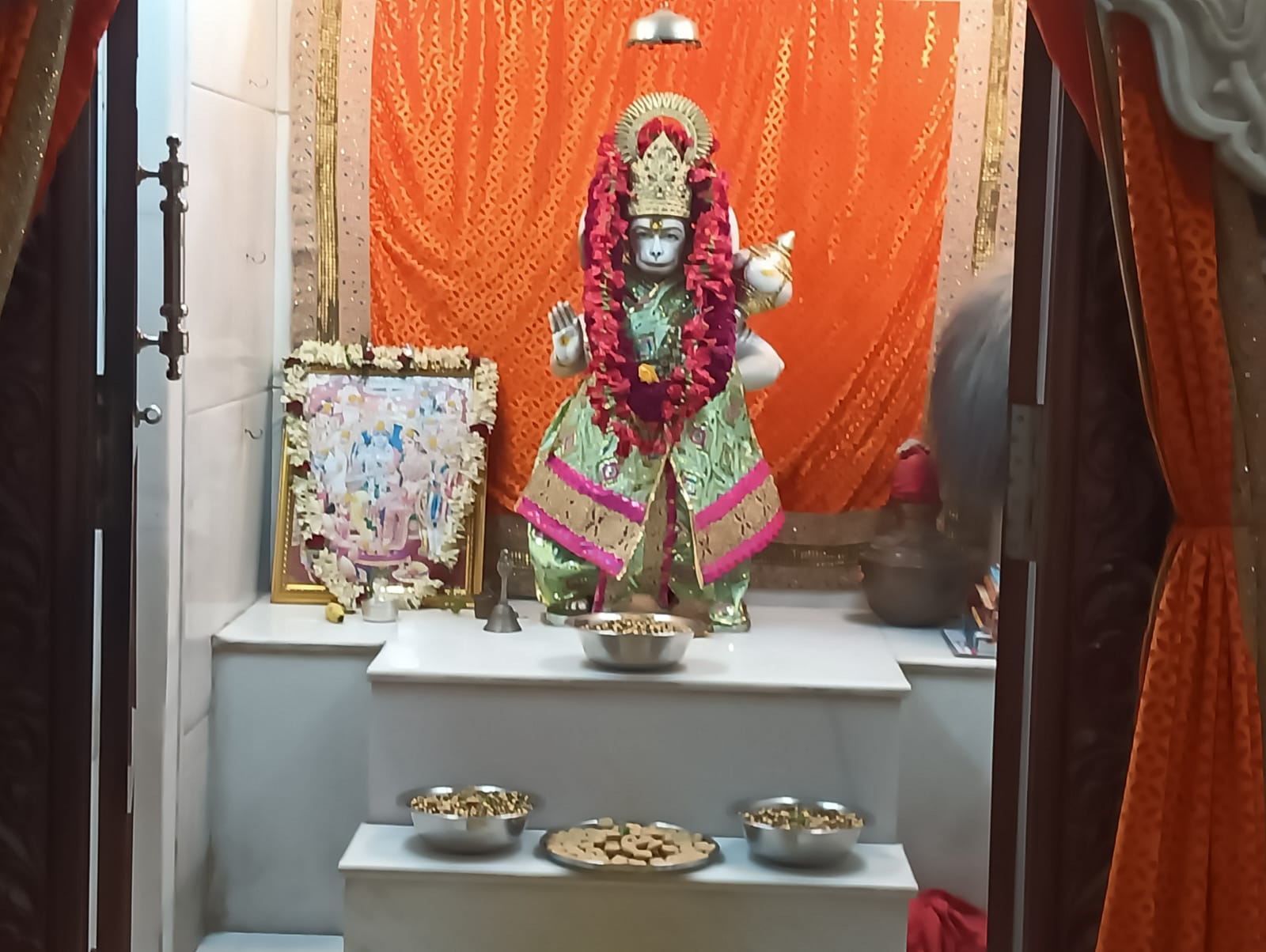 मंदीर में भगवान बजरंगबली की प्रतिमूर्ति मंदीर में भगवान बजरंगबली की प्रतिमूर्ति