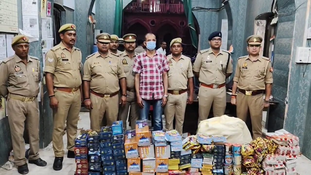 अवैध पटाखे के साथ आरोपित दुकानदार अवैध पटाखे के साथ आरोपित दुकानदार