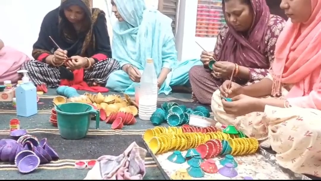 मिल्की स्वयं सहायता समूह की मुस्लिम महिलाएं दिए बनाते हुए