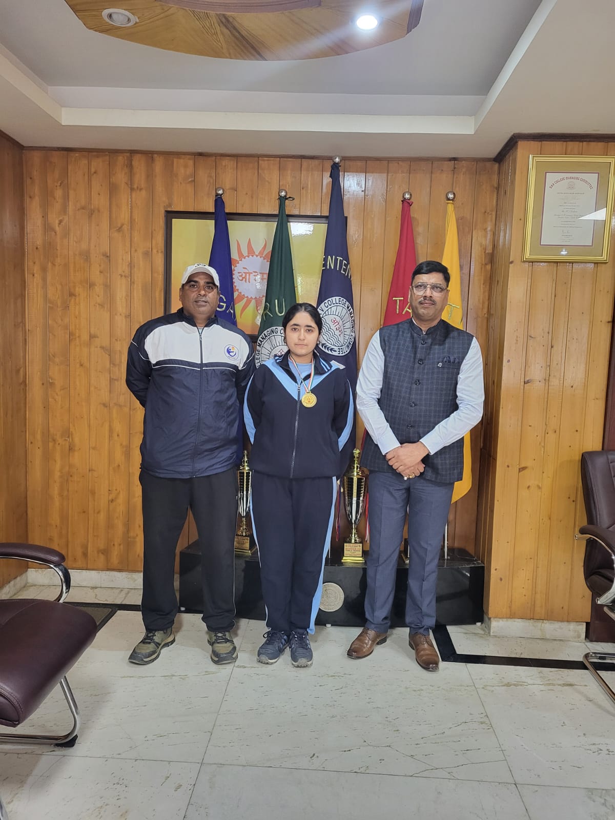 प्रधानाचार्य के साथ अक्षैनी शर्मा। प्रधानाचार्य के साथ अक्षैनी शर्मा।
