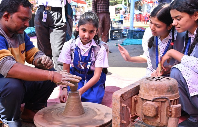 विरासत महोत्सव स्कूली बच्चे हुनर सीखते। विरासत महोत्सव स्कूली बच्चे हुनर सीखते।