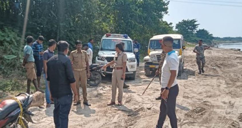 सोनापुर महानंदा घाट पर  अवैध खनन के खिलाफ अभियान चलाती पुलिस