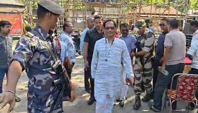दुष्कर्म पीड़ित परिवार से मिलने पहुंचे सांसद जयंत कुमार राय दुष्कर्म पीड़ित परिवार से मिलने पहुंचे सांसद जयंत कुमार राय