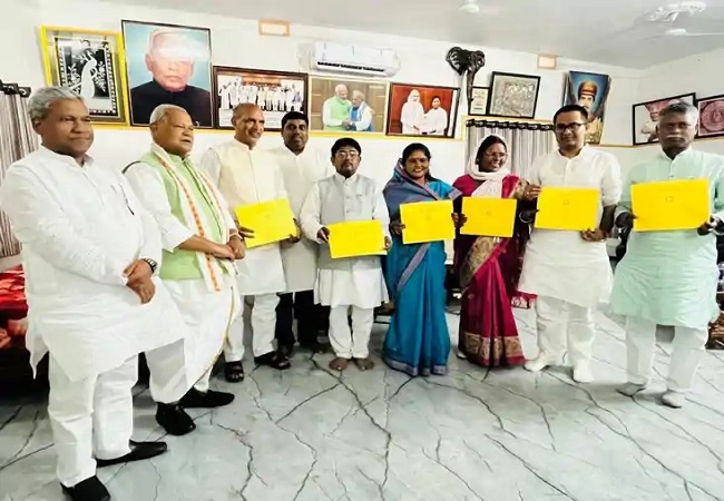 हम पारी के छह उममीदवाराें के साथ मांझी हम पारी के छह उममीदवाराें के साथ मांझी