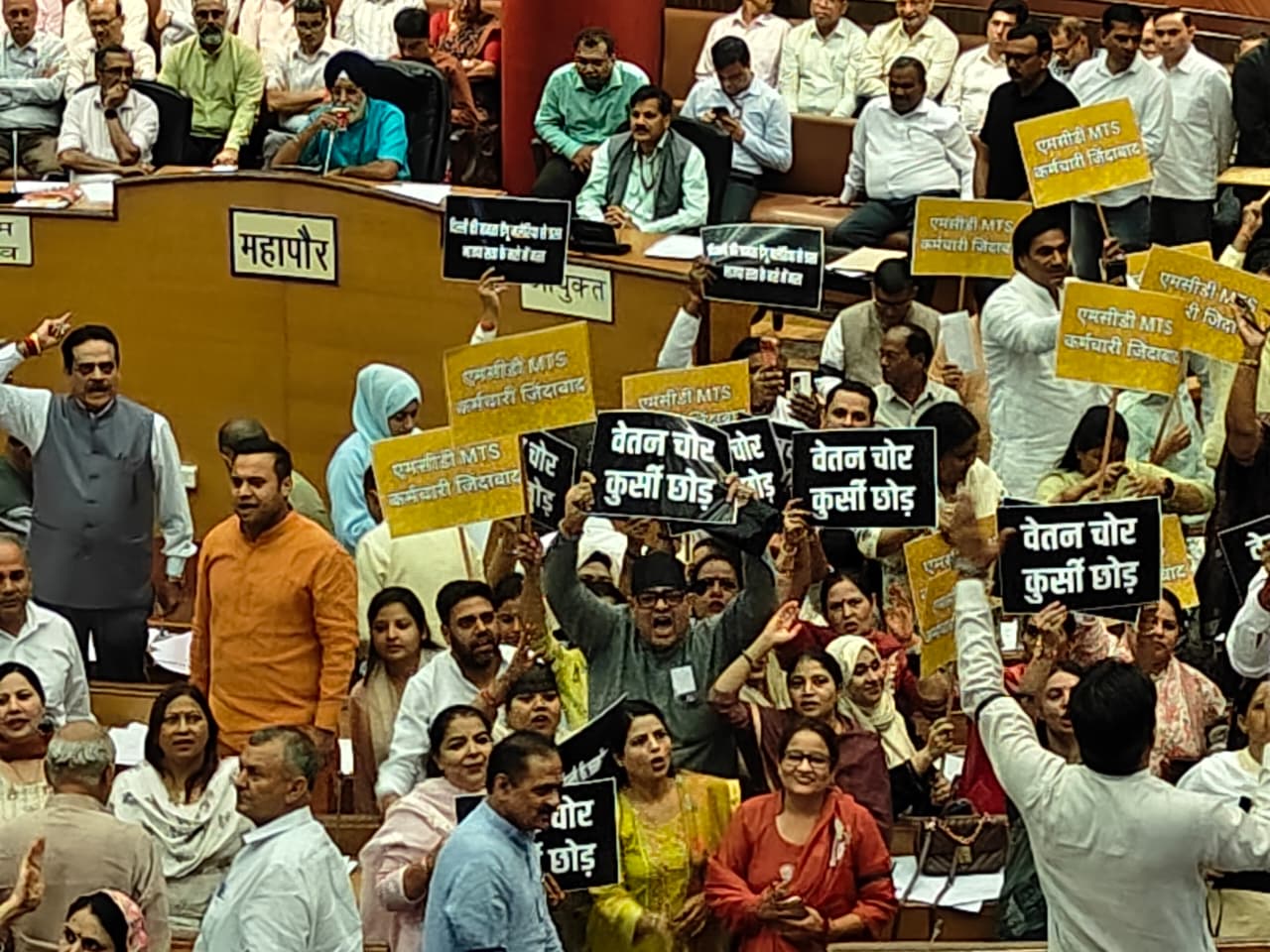 एमसीडी में नेता प्रतिपक्ष अंकुश नारंग के साथ आआपा पार्षद प्रदर्शन करते हुए। एमसीडी में नेता प्रतिपक्ष अंकुश नारंग के साथ आआपा पार्षद प्रदर्शन करते हुए।