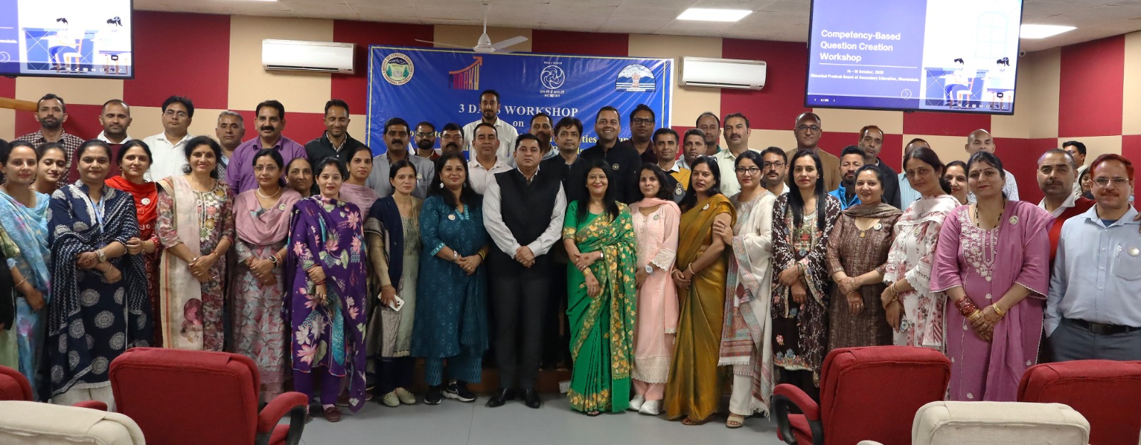 कार्यशाला के पहले दिन बोर्ड सचिव के साथ शिक्षक। कार्यशाला के पहले दिन बोर्ड सचिव के साथ शिक्षक।
