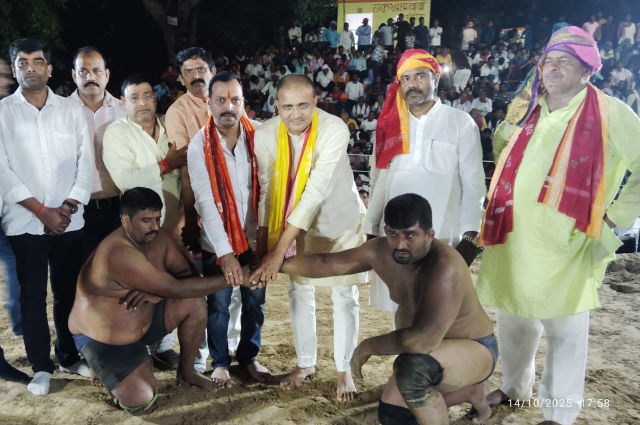 पहलवानों के हाथ मिलवाकर निर्णायक कुश्ती का शुभारंभ करते बृजभूषण सिंह पहलवानों के हाथ मिलवाकर निर्णायक कुश्ती का शुभारंभ करते बृजभूषण सिंह