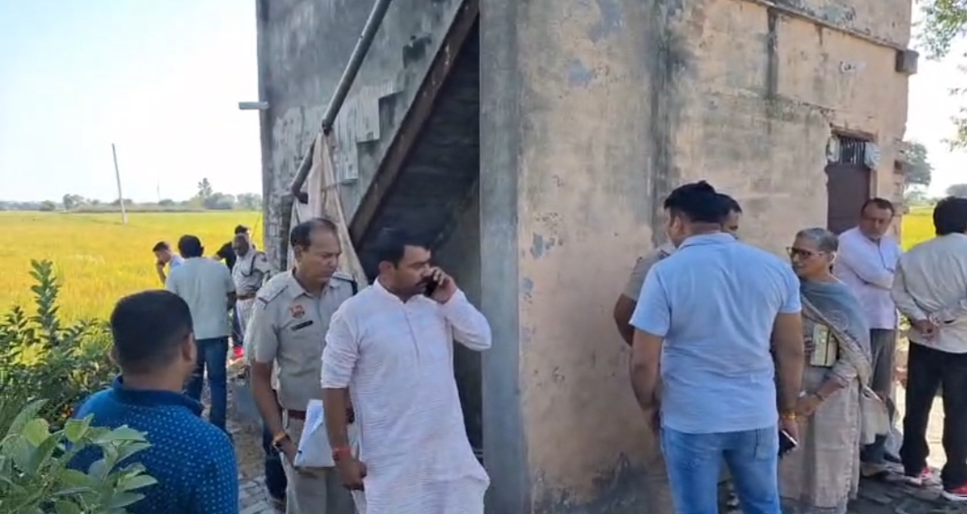 रोहतक एएसआई द्वारा आत्महत्या के मामले में जांच पड़ताल करती पुलिस टीम। रोहतक एएसआई द्वारा आत्महत्या के मामले में जांच पड़ताल करती पुलिस टीम।