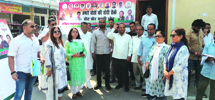 हस्ताक्षर अभियान के दौरान